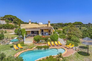 A house with a swimming pool, outdoor seating, and a garden. - Villa Horta by Villa Plus (Lagoa)