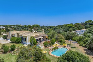 A villa with a swimming pool, surrounded by greenery and hills. - Villa Horta by Villa Plus (Lagoa)