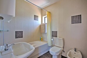 Sèche-cheveux, serviettes fournies