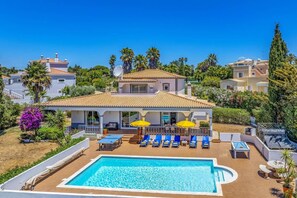 A two-story house with a swimming pool, sun loungers, and umbrellas. - Villa Mocho by Villa Plus (Carvoeiro)