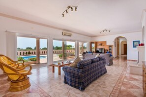 TV, table tennis - Villa Ocean View by Villa Plus (Lagoa)