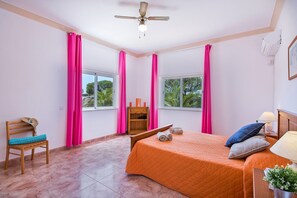 4 bedrooms, iron/ironing board, free WiFi, bed sheets - Villa Ocean View by Villa Plus (Lagoa)
