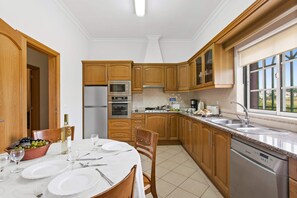 Mikrobølgeovn og oppvaskmaskin