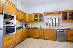 Mikrobølgeovn og oppvaskmaskin