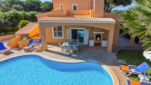 A Mediterranean-style villa with a swimming pool, outdoor seating, and a fireplace. - Villa Casa do Mel by Villa Plus (Loule)