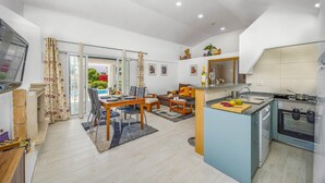 Un apartamento moderno con comedor, cocina y sala de estar.