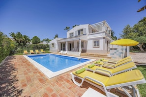 A two-story house with a swimming pool, sun loungers, and a covered patio area. - Villa Flor by Villa Plus (Guia)