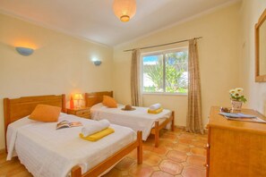 4 bedrooms, iron/ironing board, free WiFi, bed sheets