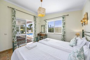 4 bedrooms, iron/ironing board, free WiFi, bed sheets