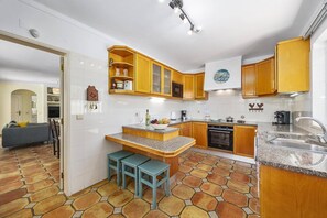 Coffee/tea maker, fridge, microwave, dishwasher