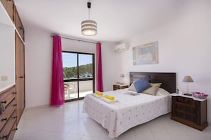 4 habitaciones, tabla de planchar con plancha y wifi gratis 