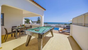Billiardtisch mit Meerblick, Sitzgelegenheiten im Freien und ein Grillbereich.