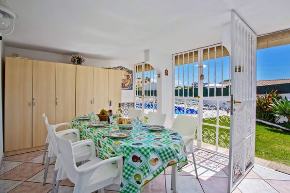 Outdoor dining