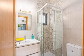 Sèche-cheveux, serviettes fournies