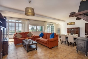 Smart TV - Villa Sawadi by Villa Plus (Praia do Carvoeiro)