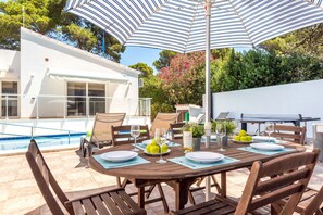 Outdoor dining - Villa Casa Feliz by Villa Plus (Son Parc)