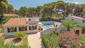 A villa with a swimming pool, surrounded by lush greenery and trees. - Villa Casa Feliz by Villa Plus (Son Parc)