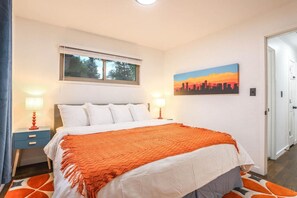 5 quartos, escrivaninha, ferros/tábuas de passar roupa, berço de viagem