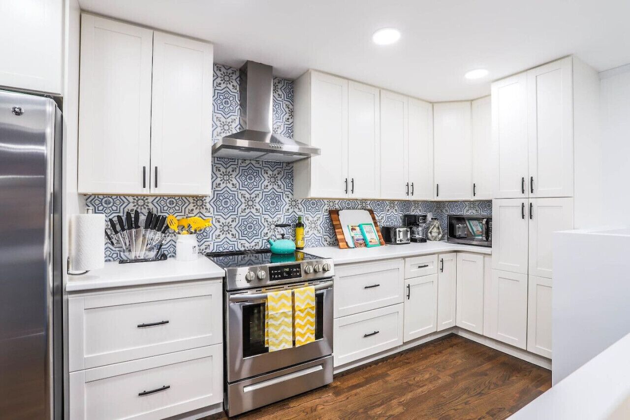 Kühlschrank, Mikrowelle, Ofen, Herdplatte