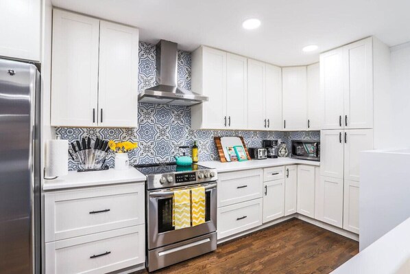 Kühlschrank, Mikrowelle, Ofen, Herdplatte