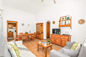 TV, mesa de pingue-pongue