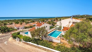 Villa Girasol and Villa Laurel with swimming pools, surrounded by greenery and a view of the sea. - Villa Laurel by Villa Plus (Alayor)