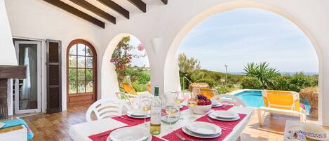 تناول الطعام بالخارج