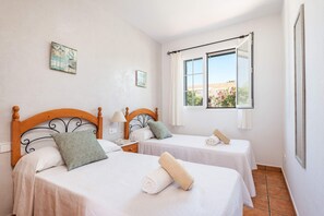 3 slaapkamers, een strijkplank/strijkijzer, gratis wifi, beddengoed