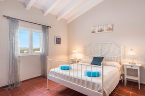 4 bedrooms, iron/ironing board, free WiFi, bed sheets
