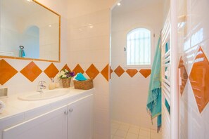 Sèche-cheveux, serviettes fournies