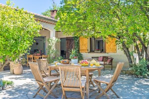 تناول الطعام بالخارج