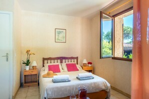 3 عدّة غرف نوم وواي فاي وملاءات أسرّة