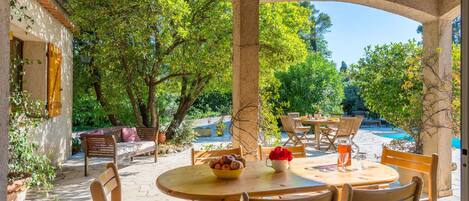 تناول الطعام بالخارج