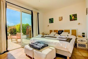 4 bedrooms, WiFi, bed sheets