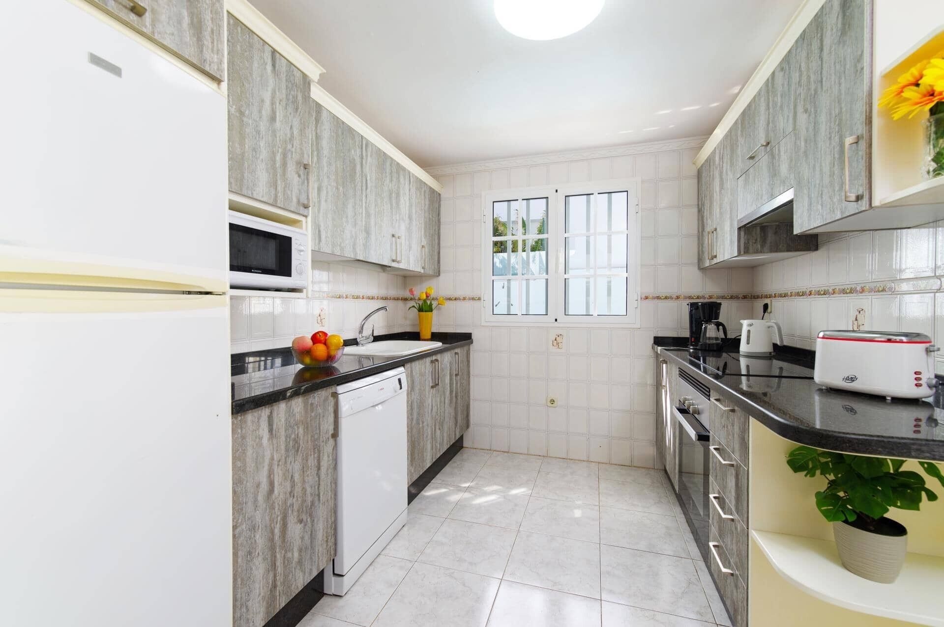 Micro-ondes, lave-vaisselle, cafetière/bouilloire