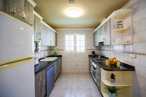 Mikrowelle, Geschirrspüler, Wasserkocher mit Kaffee-/Teezubehör