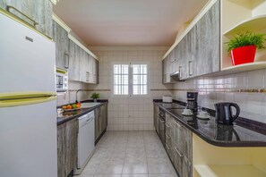 Mikroaaltouuni, astianpesukone, kahvin-/teenkeitin