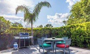 Outdoor dining - Designer 5 Bd Home/Fountain Pool/ Spa/ Game Patio (Phoenix)