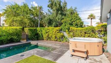 Alberca al aire libre y alberca climatizada