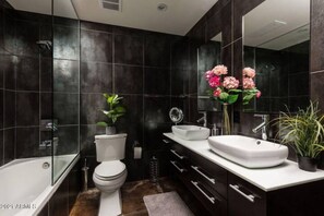 Combined shower/tub, eco-friendly toiletries, hair dryer, towels - Designer 5 Bd Home/Fountain Pool/ Spa/ Game Patio (Phoenix)