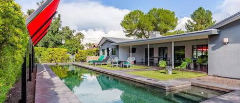 Een buitenzwembad, een verwarmd zwembad