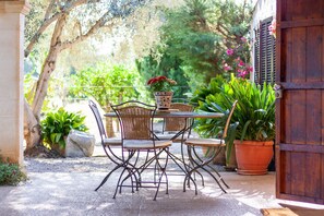 Outdoor dining - Villa Can Roig with Private Pool on the outskirts of Pollensa (Pollensa)