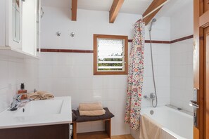 Een douche, een haardroger, handdoeken