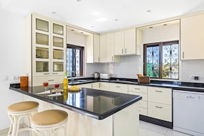 Een microgolfoven, een vaatwasser