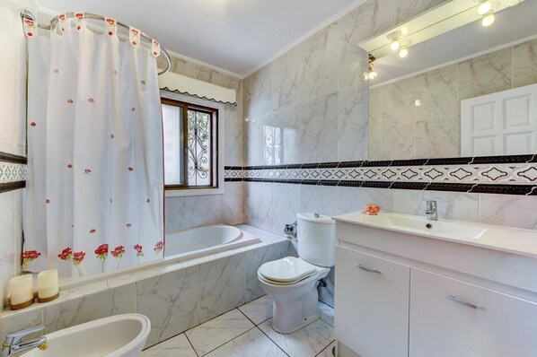 Een haardroger, handdoeken