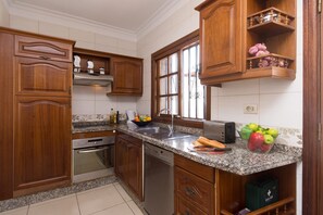 Een microgolfoven, een vaatwasser