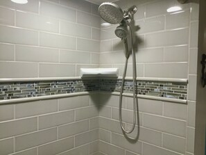 Combined shower/bathtub, hair dryer, towels, soap - Eagle’s View on Mabel Lake! (Remer)