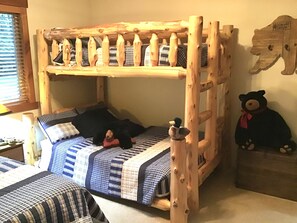 4 bedrooms, desk, iron/ironing board, free WiFi