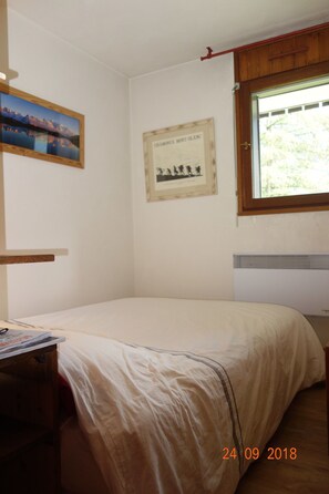 1 chambre, fer et planche à repasser, lit parapluie, Wi-Fi gratuit