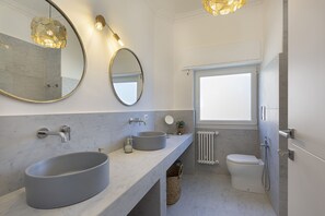 Dusche, Haartrockner, Handtücher, Toilettenpapier